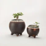 Round planter with legs